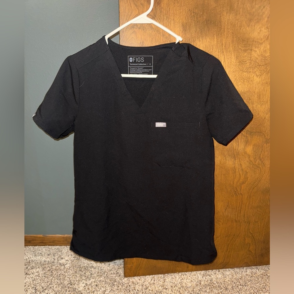 FIGS Women's Black Catarina™ - One-Pocket Scrub Top - S / Black